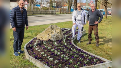 Vor Ort machten sich Christian Schiller, Ludwig Darchinger und Justus Hegemann persönlich ein Bild von der Bepflanzung. (Foto: Gemeinde Herrsching)