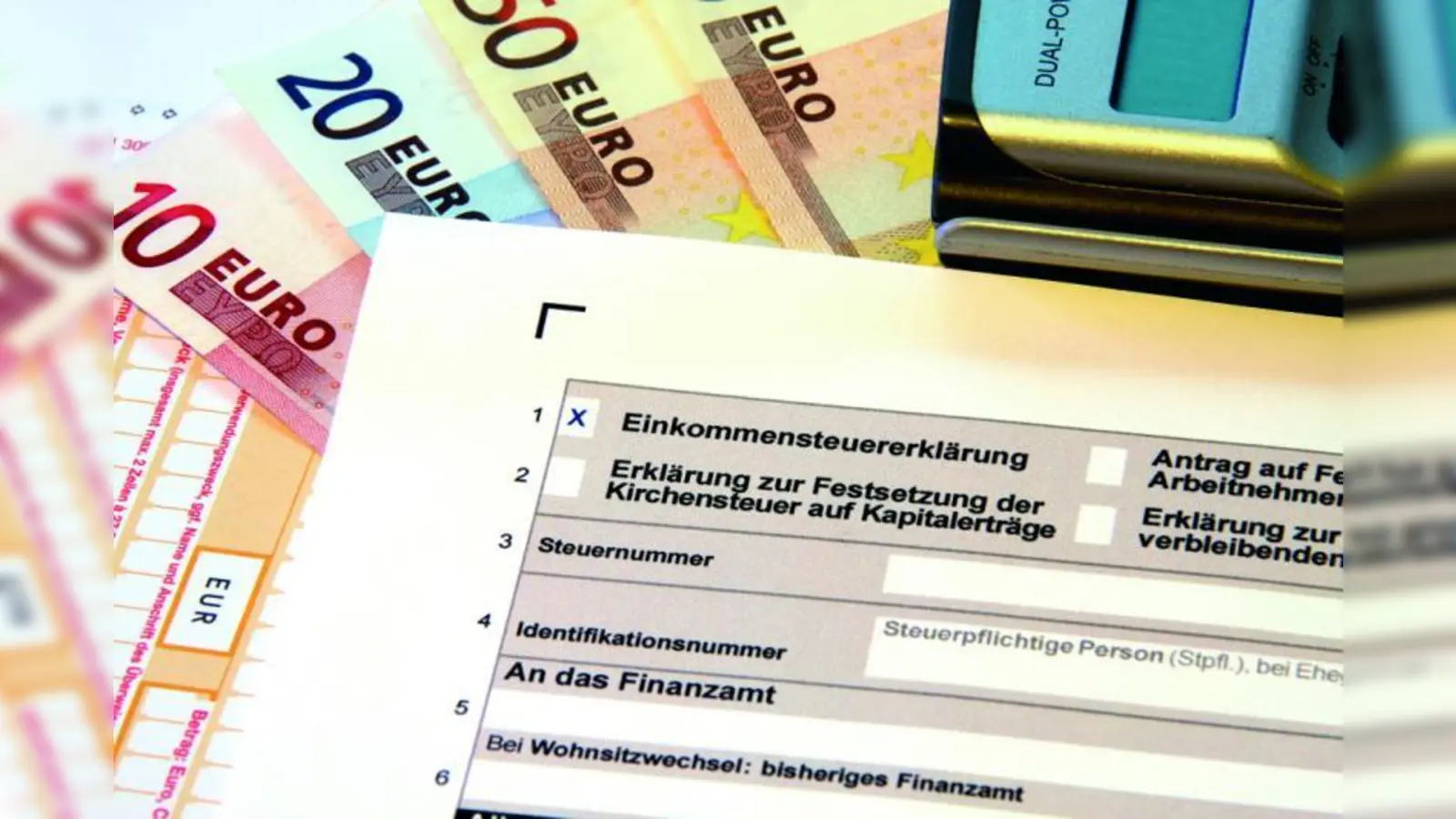 Wer unsicher ist bei der Erstellung der Einkommensteuererklärung, sollte sich fachkundige Hilfe beim Steuerberater suchen. (Foto: Thorben Wengert/pixelio)