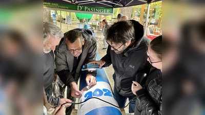 Letzter Schliff am Pasinger Maibaum: Am 1. Mai ab 10 Uhr wird er traditionell mittels Schwaiberln aufgestellt. (Foto: Ulrike Seiffert)