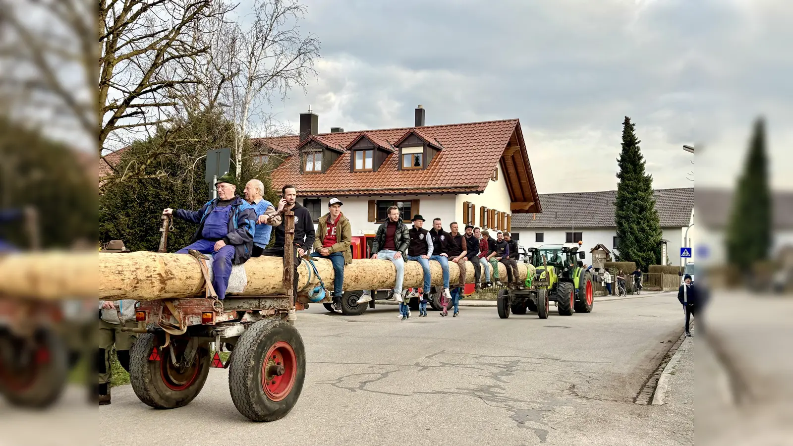 Der Maibaum kam Ende März nach Aubing und wird nun für die Maifeierlichkeiten hergerichtet. Das Maifest beginnt am 1. Mai um 10 Uhr. (Foto: Ulrike Seiffert)