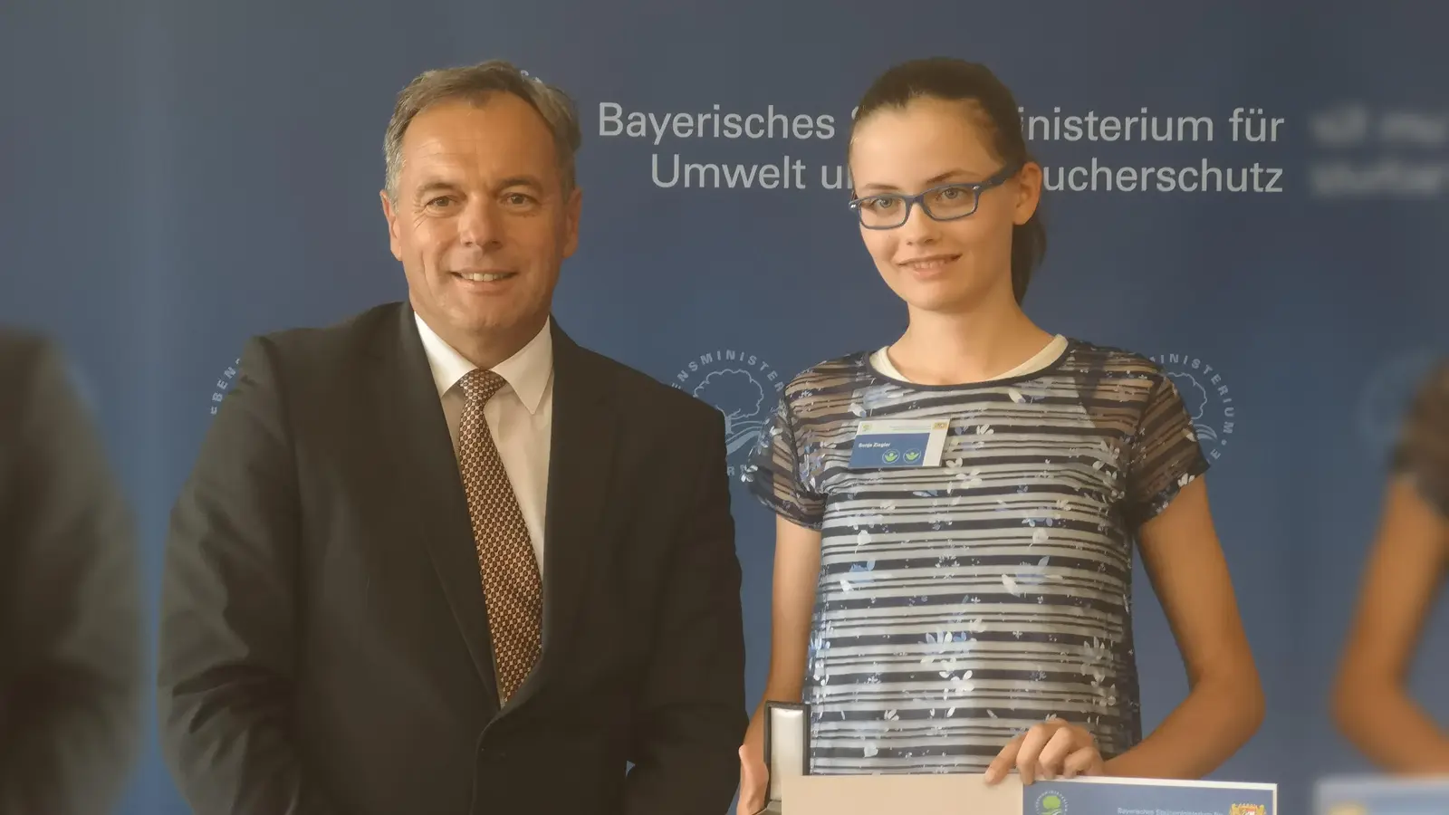 Ministerialdirektor Dr. Rüdiger Detsch überreichte Sonja Ziegler die Auszeichnung "Grüner Junior Engel". (Foto: oh)