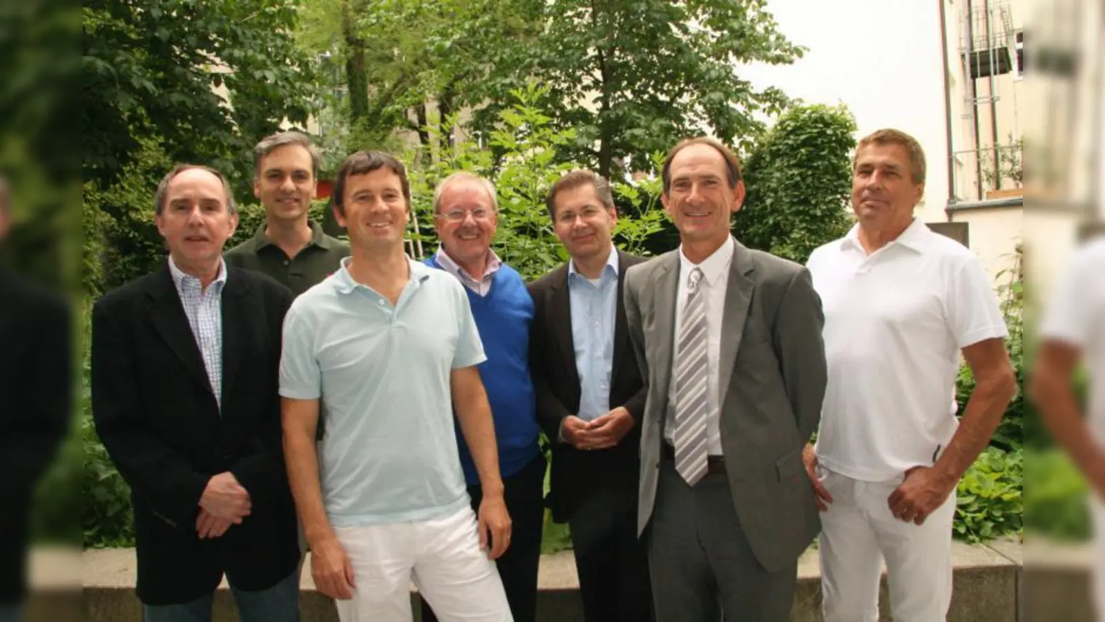 Pasinger Ärzte aller Fachrichtungen gestalten eine hochkarätige Vortragsreihe im Stadtteilladen. MIt dabei sind Dr. Thomas Schrott, Dr. Robert Zell, Ralph von Steinburg, Dr. Eduard Brand, Dr. Thomas Schiele, Koordinator Christian Brucks vom Ärztenetz und Dr. Thomas Christmann (v.l.) (Foto: US)