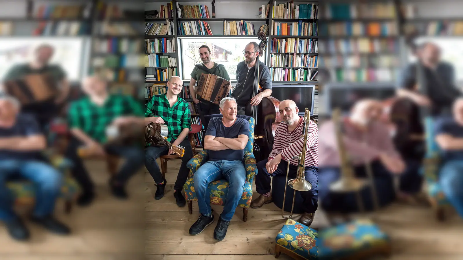 Die Musiker an diesem Abend sind Josef Brustmann (Gesang, Zither, Gitarre, Texte, Komposition), Benni Schäfer (Kontrabass), Luke Cyrus Goetze (Gitarren), Martin Regnat (Akkordeon) und Mathias Götz (Posaune).<br> (Foto: Brustmann)