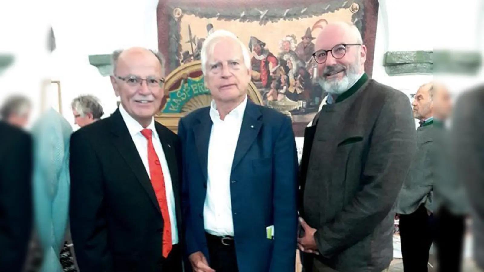 Professor Jan Murken (Mitte) mit  Bezirkstagspräsident Josef Mederer (l.) und Bezirks-Heimatpfleger Dr. Norbert Göttler bei der Vernissage der Ausstellung des Bezirks Oberbayern über Franz Pocci. 	 (Foto: privat)
