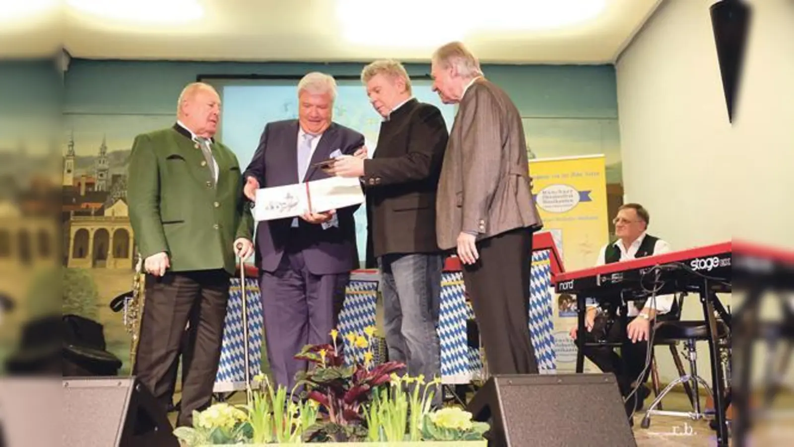 Dieter Reiter überreicht Edmund Radlinger die Auszeichnung, flankiert vom ehemaligen Wiesn-Stadtrat Helmut Schmid (li.) und Hermann Memmel (re.), der die Münchener Schausteller-Stiftung mit aus der Taufe hob.	 (Foto: Robert Bösl)
