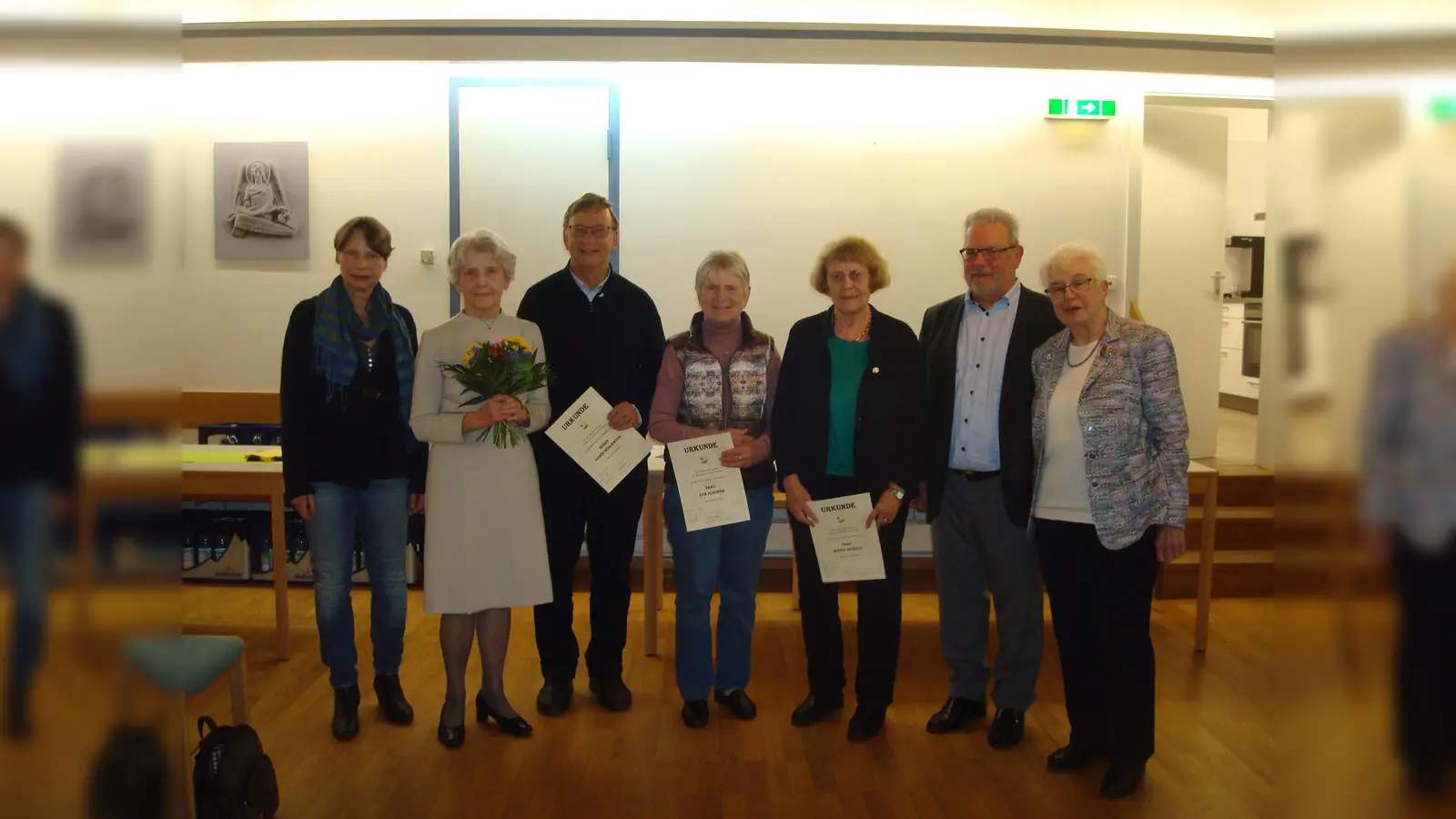 Ehrung bei der Versammlung des Hospizkreises (v.l.) Schatzmeisterin Andrea Keller, Elfriede Laufer, Erwin Mühlbauer, Eva Schober, Maria Reinelt, Norbert Büker und Dr. Barbara Senger. (Foto: Stiebler)