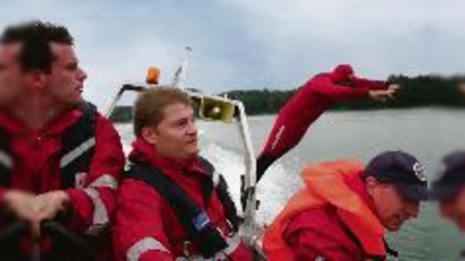 Bei einer Wasserrettung muss es meist schnell gehen: Florian Welzel springt bei voller Fahrt vom Boot der Unterföhringer Wasserwacht. 	 (Foto: ko)
