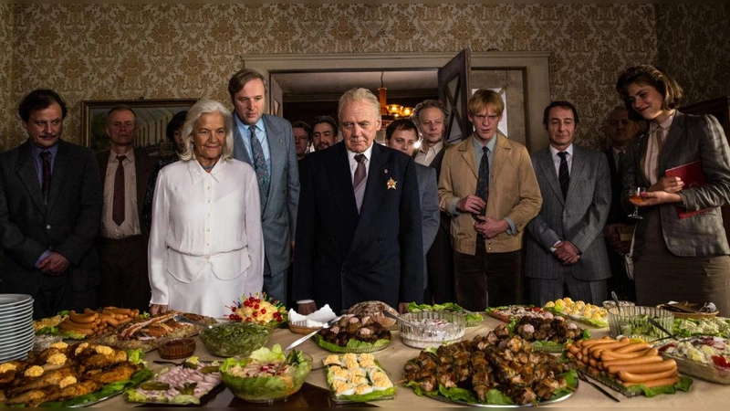 Das Buffet ist eröffnet: Szene aus dem Film "In Zeiten des abnehmenden Lichtes", in dem Bruno Ganz (Mitte) brilliert. (Foto: Hannes Hubach, X Verleih-AG)