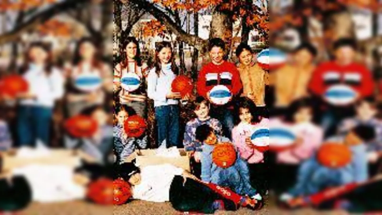 Klasse 4c in Aktion: Endlich Bälle für den Sport haben die Schüler der Grundschule an der Eduard-Spranger-Straße erhalten.	 (Foto: Privat)