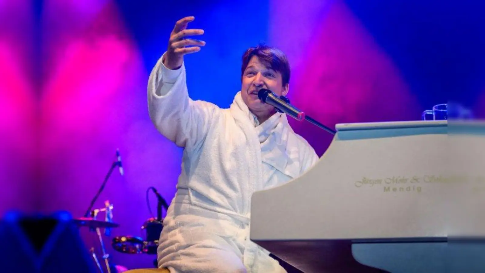 Heuer wäre er 85 Jahre alt: Udo Jürgens. In der Show &amp;quot;Merci, Udo Jürgens!&amp;quot; lassen Sänger Hubby Sherhag und die Big Band SahneMixx den Musiker wieder aufleben. (Foto: Klaus Manns)