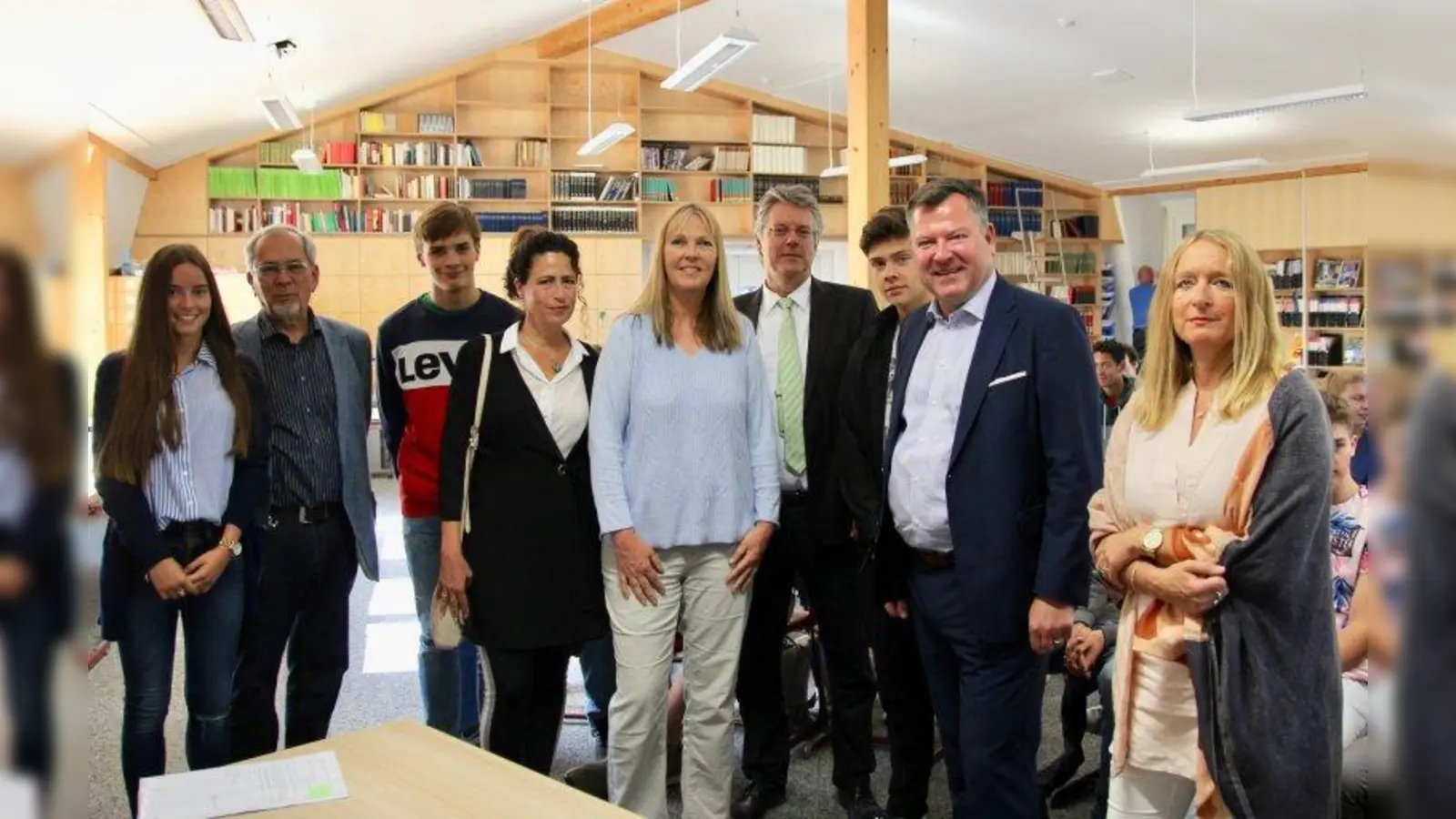 Frage-Antwort-Runde mit Bürgermeister: Ursula Berchtold, Bürgermeister Josef Schmid, Schulleiter des Obermenzinger Gymnasiums Oliver Berg, Sigrid Bender, Schulleiterin des Überreiter-Gymnasiums Beate Reitlinger und Gründer der Münchner Schulstiftung Ernst von Borries (v.r.) mit den Klassensprechern in der Bibliothek des Obermenzinger Gymnasiums. (Foto: us)
