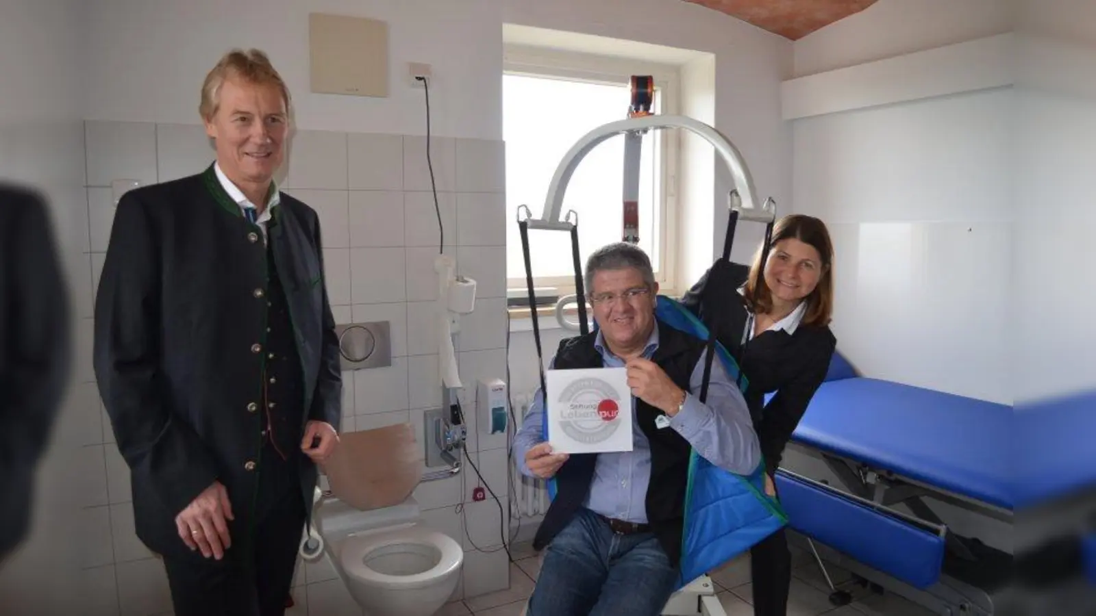 Freude über die Barrierefreiheit: Wernher Weigert, Gebietsleiter West der Sparkasse München-Starnberg-Ebersberg; Josef Eckl, Hauptabteilungsleiter Andechser Bräustüberl und Dr. Nicola Maier-Michalitsch, Wissenschaftliche Leiterin der Stiftung Leben pur. (Foto: Stiftung Leben pur)