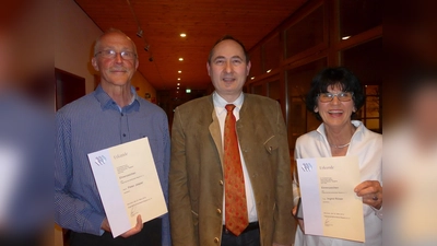 Peter Jasper (l.) und Ingrid Röser werden von Dieter Schuster gebührend mit einer Urkunde verabschiedet. (Foto: privat)