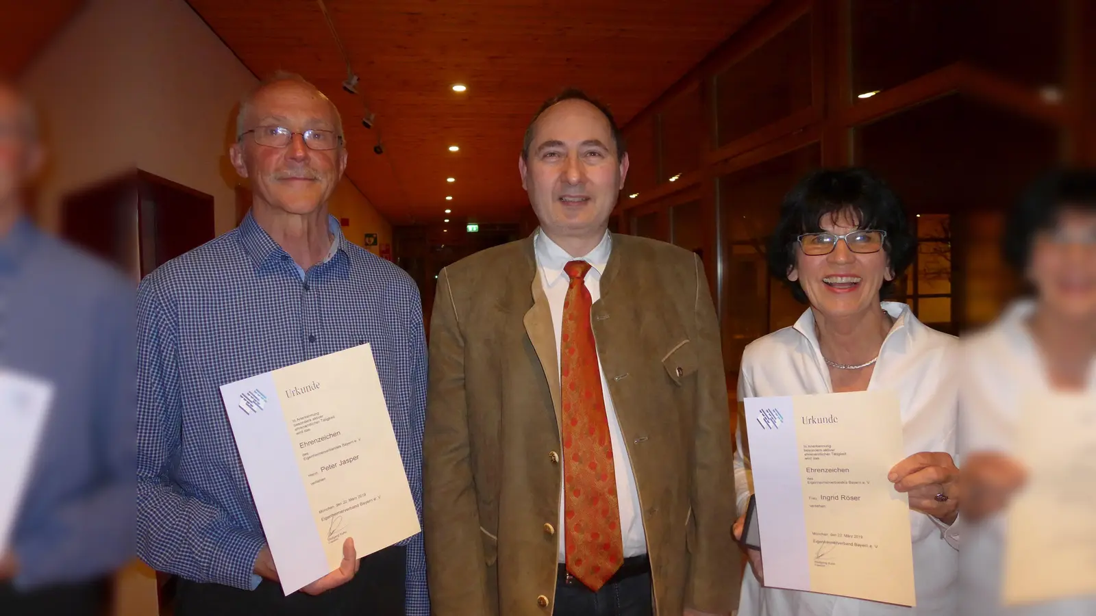 Peter Jasper (l.) und Ingrid Röser werden von Dieter Schuster gebührend mit einer Urkunde verabschiedet. (Foto: privat)