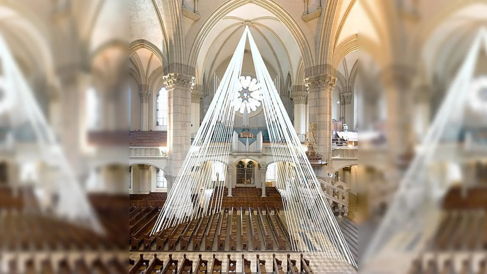 Zwischen Himmel und Erde,  Installation von Johannes Pfeiffer in St. Lukas, Lehel.  (Foto: Dekanat/Johannes Pfeiffer)