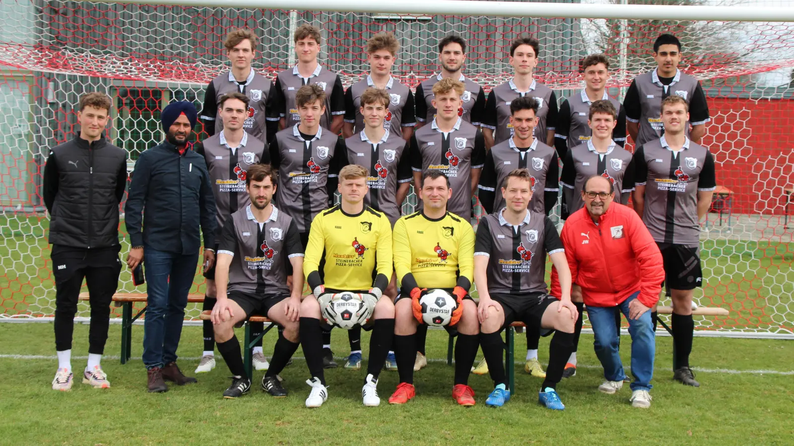 Sitzen, passen, haben Luft: Das 1. Herrenteam des SC Wörthsee in den neuen Trikots vom Sponsor, dem Steinebacher Pizzaservice. (Foto: red)