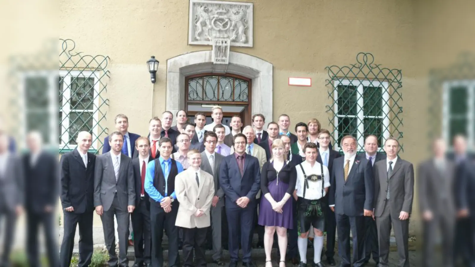 Der erfolgreiche M175-Kurs. Ganz rechts Verbandsgeschäftsführer Wolfgang Filter, Beisitzer der Meisterprüfungskommission Georg Brücklmaier und zweiter Landesinnungsmeister Manfred Gebel (v.r.) sowie am linken Rand <br>Schulleiter Arnulf Kleine und Vorsitzender der Meisterprüfungskommission Helmut Wiedemann (v.l.). (Foto: pi)