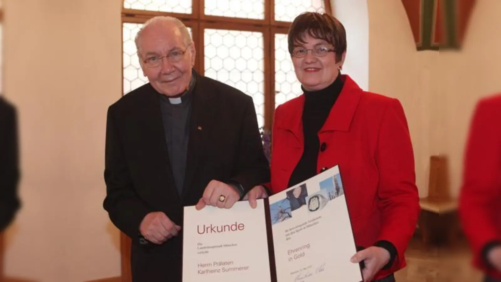 Bürgermeisterin Christine Strobl überreichte Karlheinz Summerer den Goldenen Ehrenring. 	 (Foto: Michael Nagy)