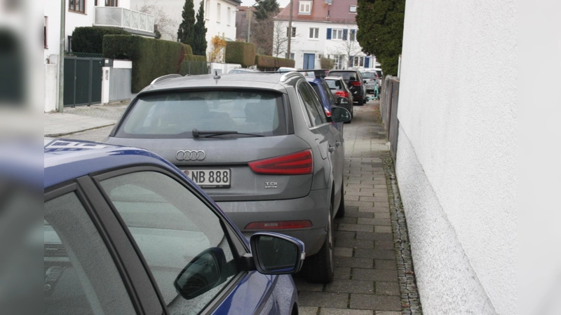 Wenn für Rollator- oder Kinderwagenfahrer nur solch ein kümmerlicher Spalt auf dem Gehweg bleibt, gibt es kein Durchkommen. (Foto: job)