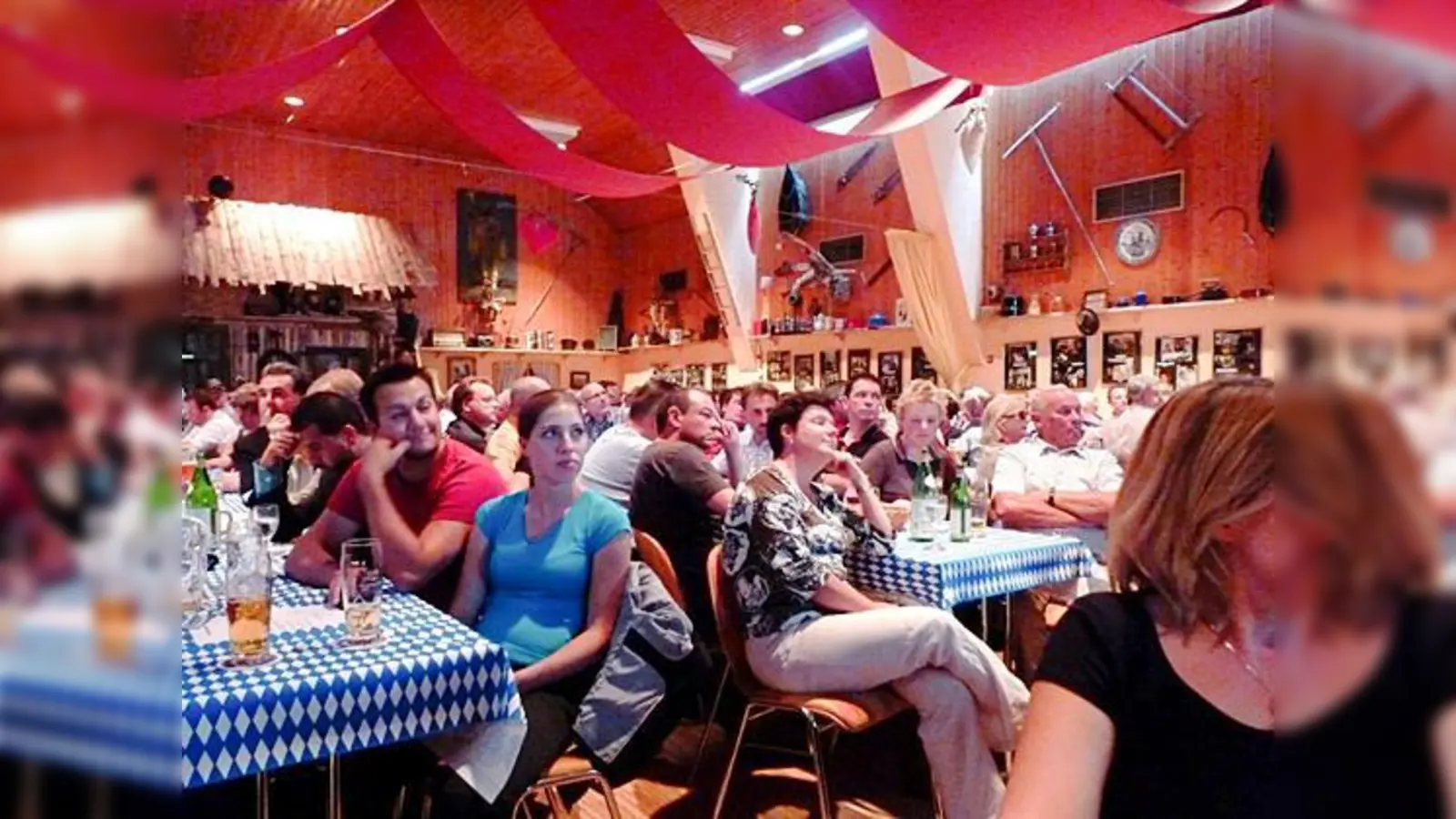 Mehr als 400 Bürger waren zur Versammlung gekommen.  (Foto: bb)