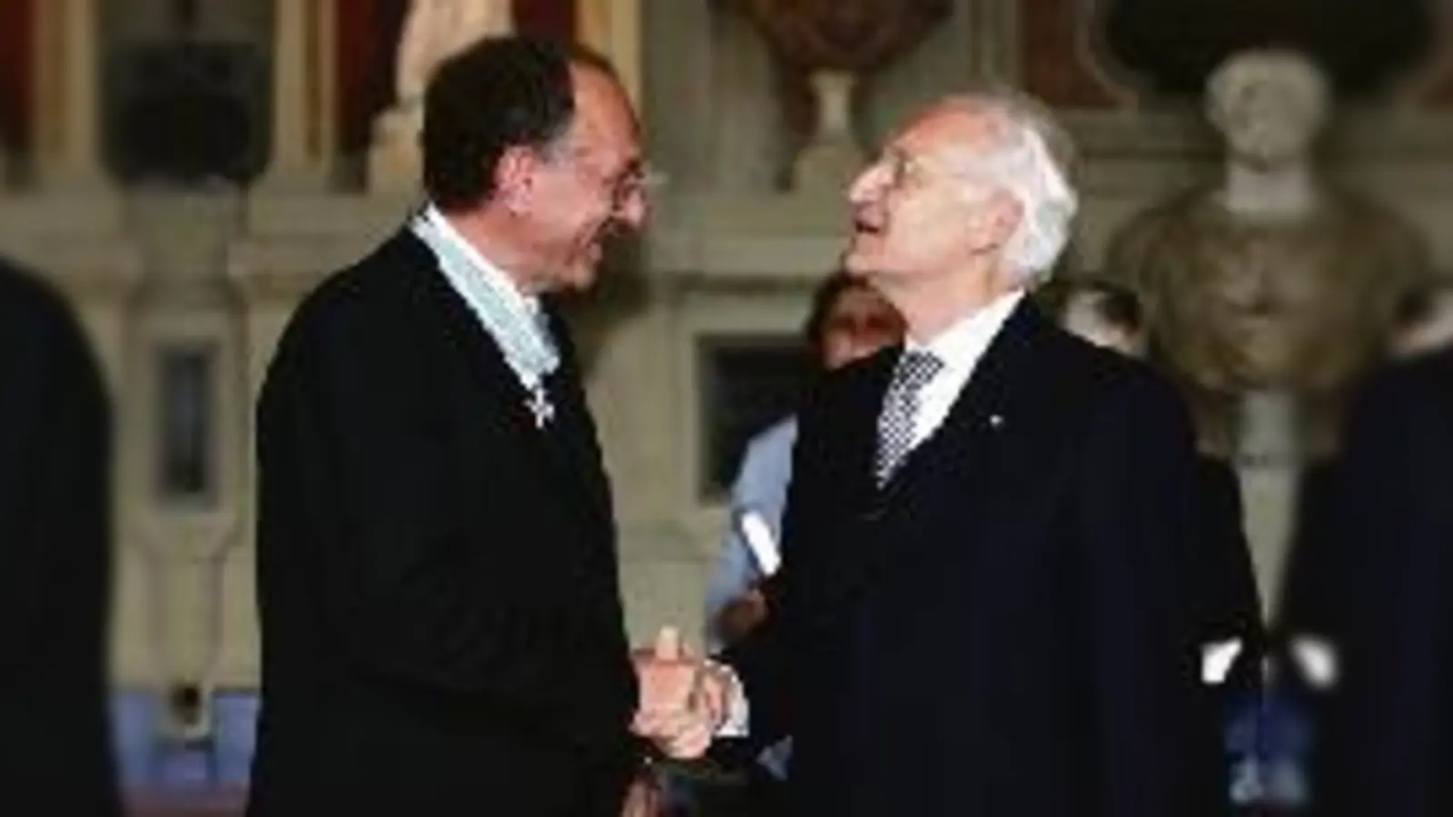 Ein Zamdorfer kämpft für eine gerechtere Welt und erhält den Bayerischen  (Foto: Prof. Holger Magel (li.) bei der Ordensverleihung mit Ex-Ministerpräsident Edmund Stoiber.)