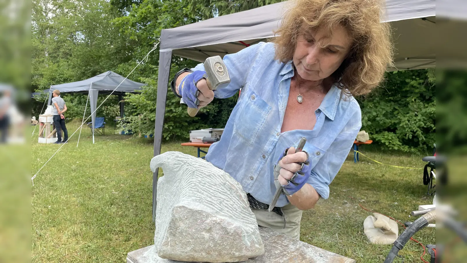 Bildhauerin Brigitte Cabell arbeitet mit Hammer und Meißel einen Adler aus dem hellen Serpentin.  (Foto: pst)