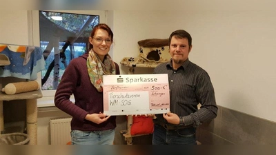 Janine Weigelt vom Tierheim Schongau freute sich über die Spende, die Florian Andrae überreichte. (Foto: Kellertheater)