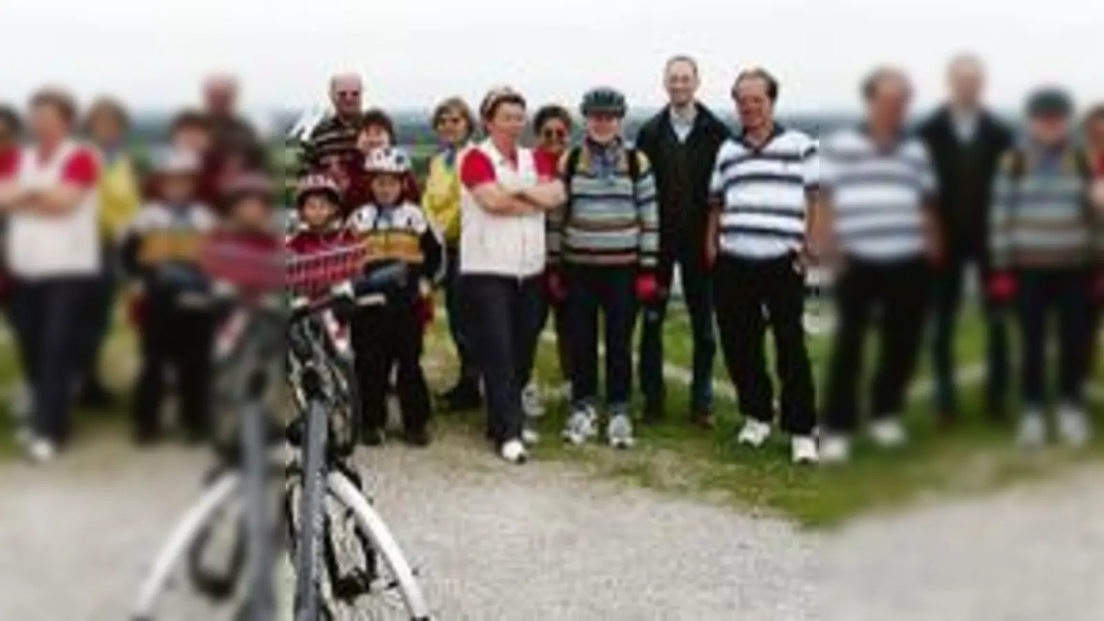 Gute Aussicht: Die radelnde CSU-Delegation auf dem Fröttmaninger Berg.  (Foto: VA)