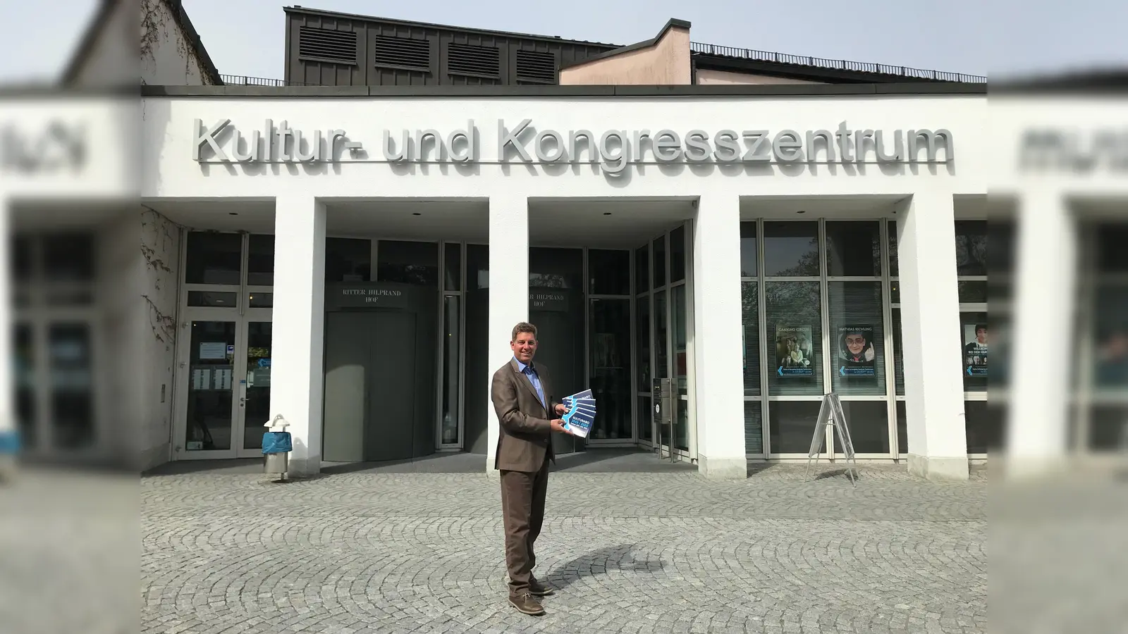 Bürgermeister Ullrich Sander präsentiert voller Stolz das abwechslungsreiche Kulturprogramm seiner Gemeinde für die kommende Saison. (Foto: hw)