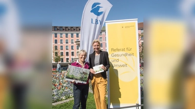 Stellten die Broschüre vor: Dr. Irene Frey-Mann (1.Vorsitzende: LBV) und die Münchner Umweltreferentin Stephanie Jacobs (v.l.). (Foto: Referat für Gesundheit und Umwelt)