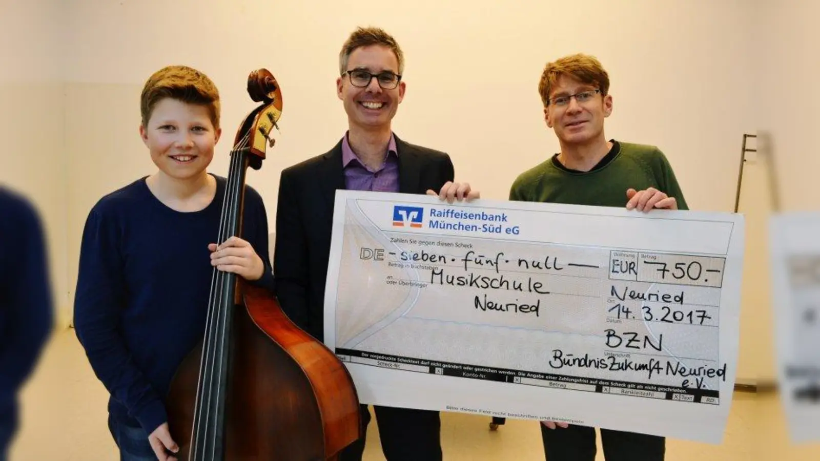 Kontrabass-Schüler Florian Griesinger mit Christoph Peters von der Musikschule Neuried und Andreas Porsch (rechts), 2. Vorsitzender des BZN, bei der Scheckübergabe. (Foto: Sch)