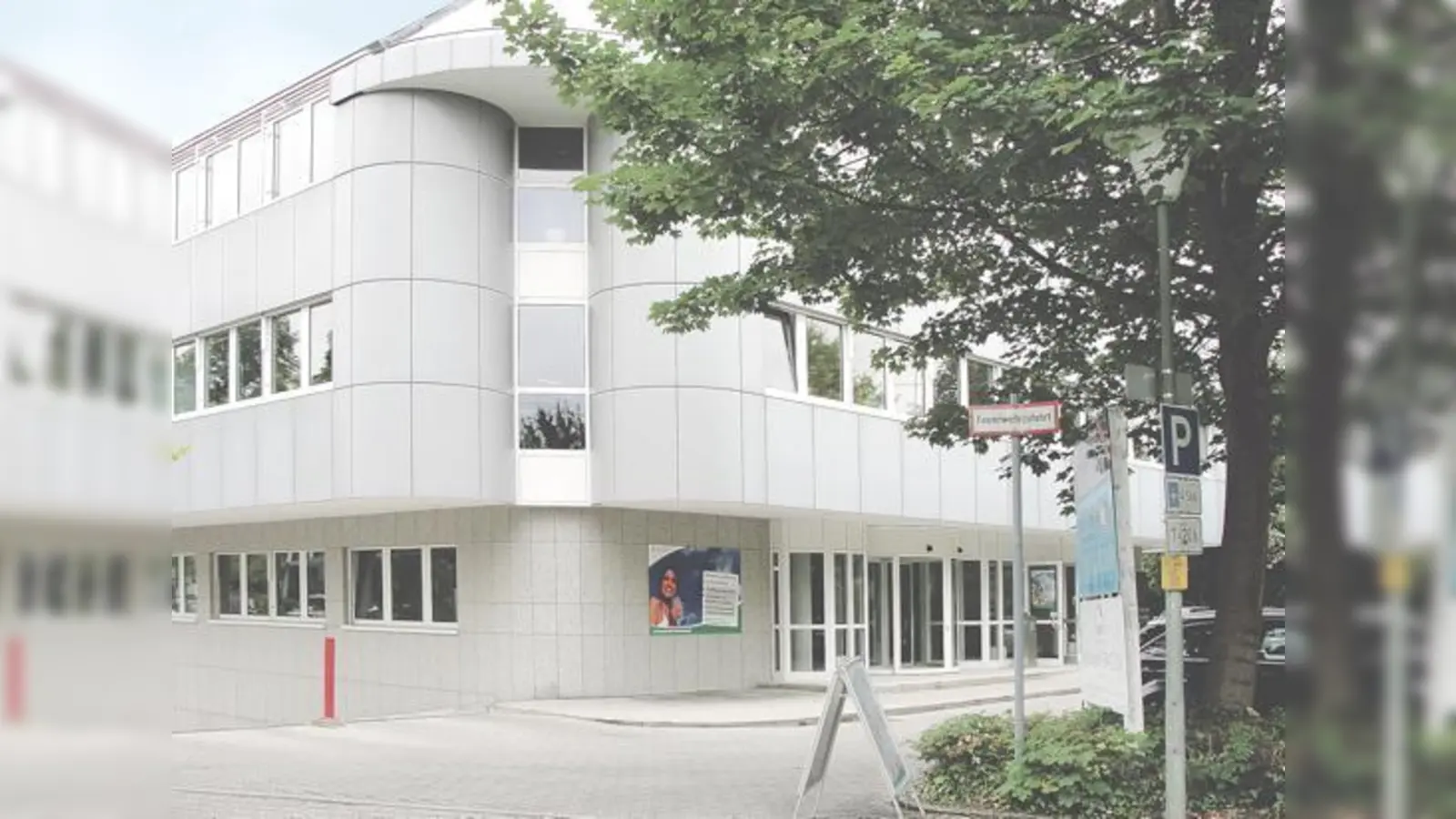 Die Seminarräume sind im Triagon-Gebäude an der Steinheilstraße untergebracht. Oben: Dr. Rainer Haarbusch, Kanzler der privaten Sport-Uni.	 (Foto: cs)