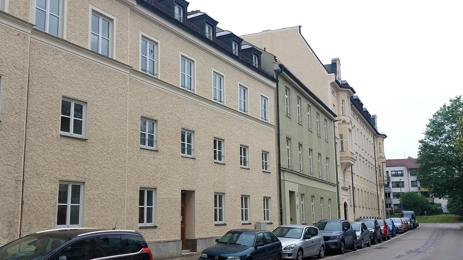 Maria-Ward-Mädchenrealschule in der Josephsburgstraße: Das Gebäude wurde 1732 für Herzog Ferdinand Maria Innozenz von Bayern als Jagdschlösschen errichtet. (Foto: bas)