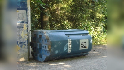 Das umgeworfene Toilettenhäuschen. (Foto: KH)