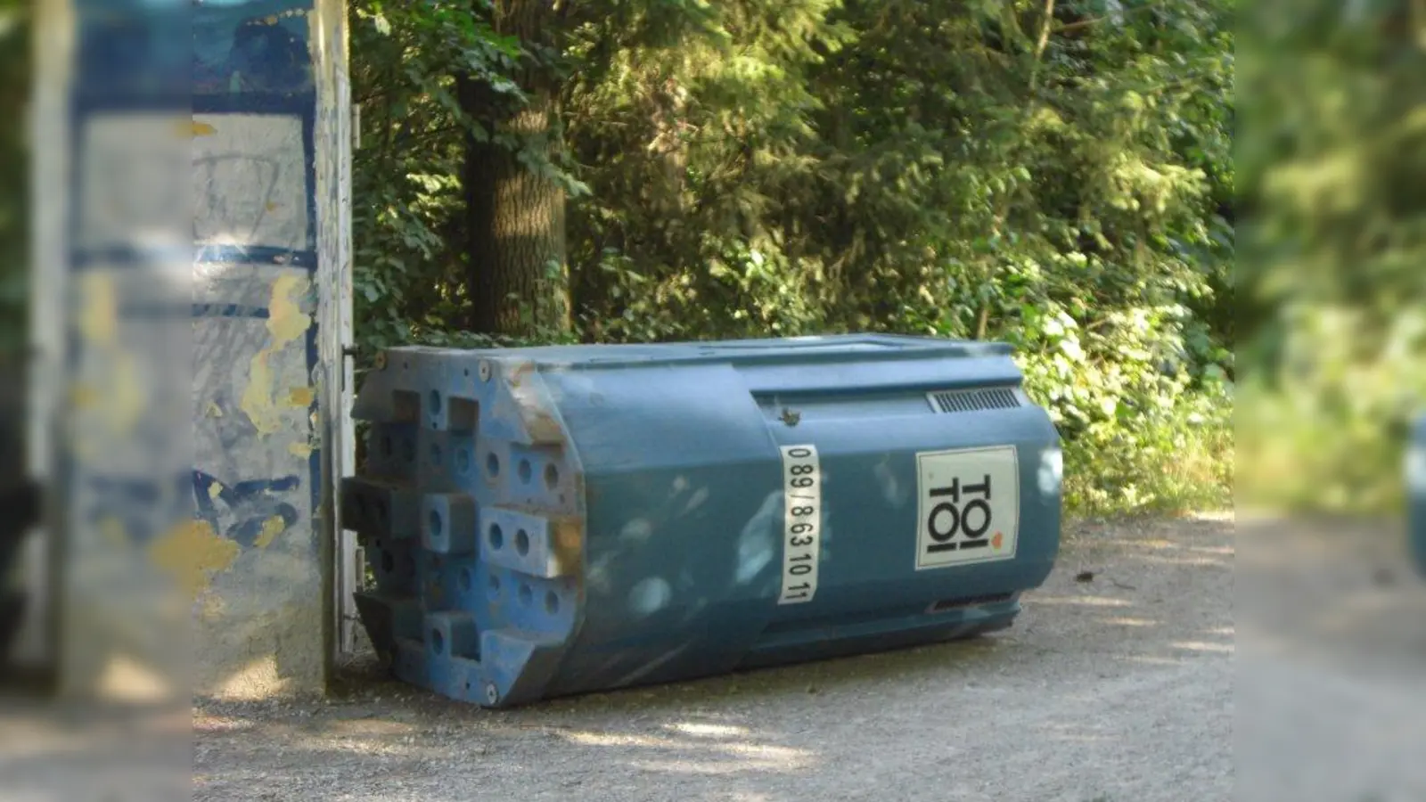 Das umgeworfene Toilettenhäuschen. (Foto: KH)