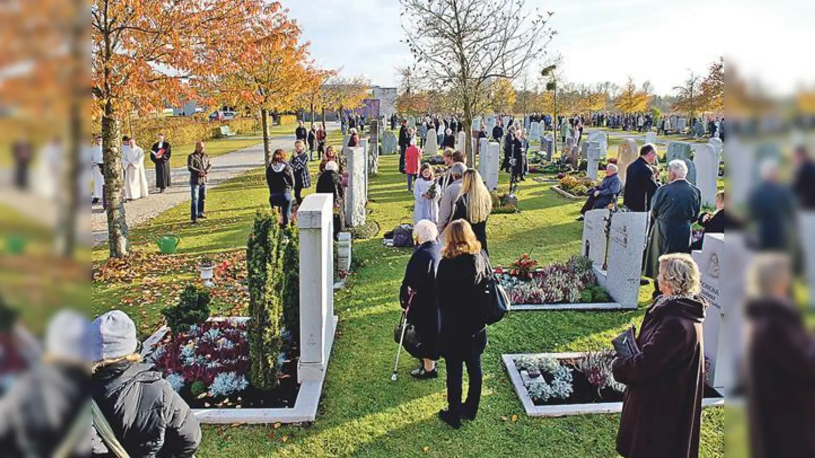 An Allerheiligen werden traditionsgemäß die Gräber der Verstorbenen gesegnet. 	 (Foto: VA)