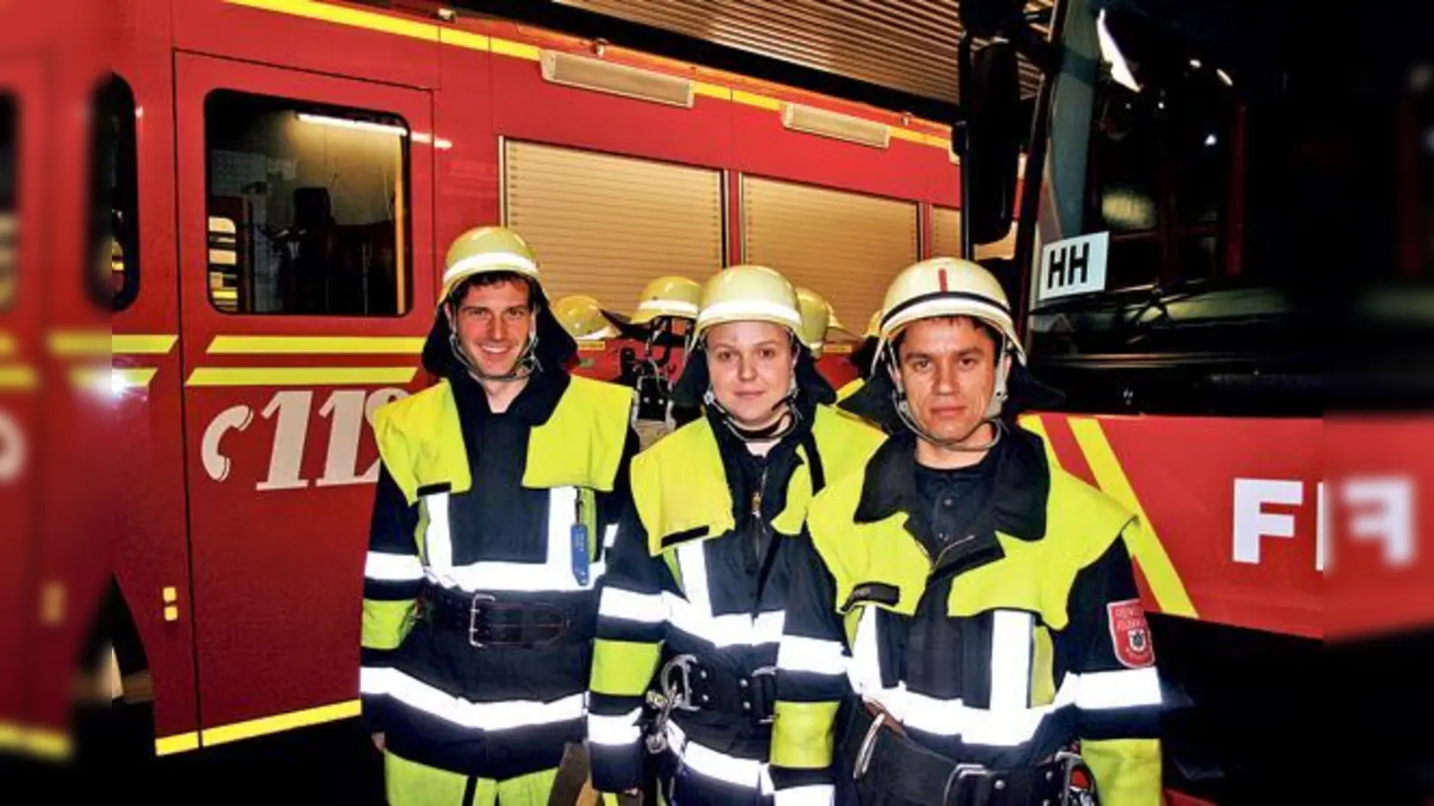 Die Ehrenamtlichen von der Freiwilligen Feuerwehr Harthof sind auch an Heiligabend einsatzbereit (von rechts): Abteilungsführer Thomas Lommer, Christine Altenburg und Wolfgang Kiermair.	 (Foto: ws)