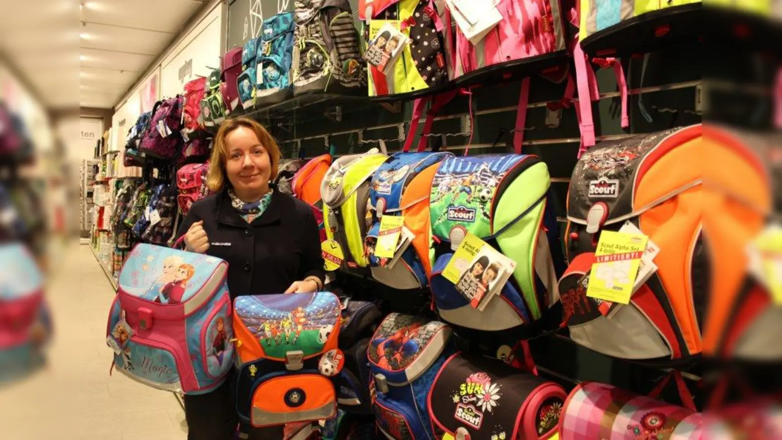 Anika Gräber, Abteilungsleiter in der Galeria Kaufhof am Rotkreuzplatz, steht im Rahmen der Schulranzenmesse gerne für Fragen und Beratung zur Verfügung. (Foto: sb)