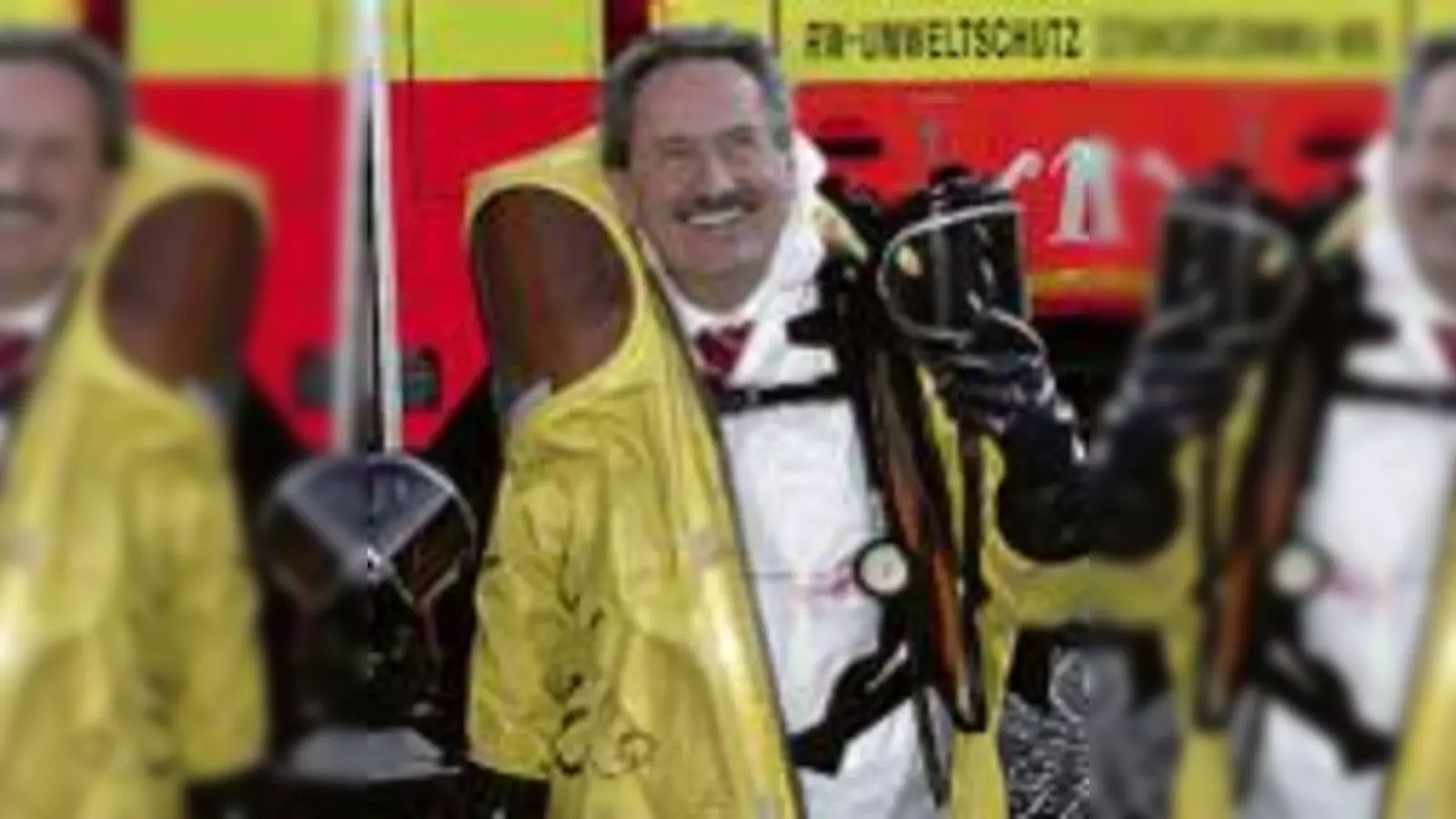Ein wenig Fasching an Heilig Abend: Branddirektor Dieter Trepesch (links) und OB Christian Ude im Chemieschutzanzug mit Pressluftatmer.	 (Foto: Feuerwehr)