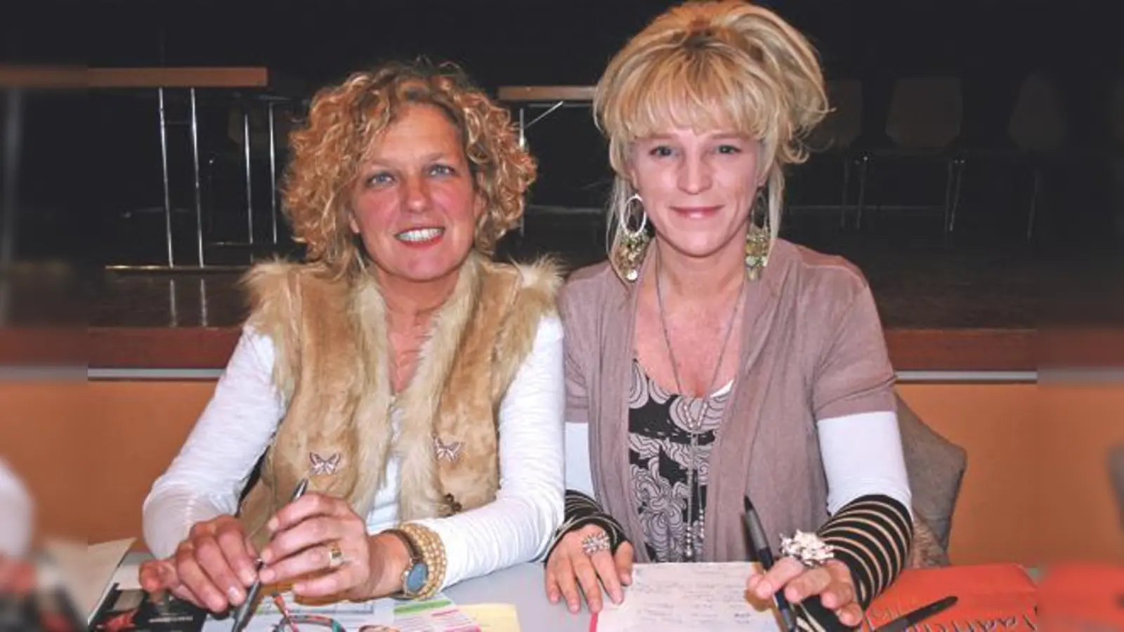 Sylvia Ottes (links) und Brigitte Fait vom Kulturreferat. Sie organisieren die Stadtteilwoche 2013 in Moosach.  	 (Foto: ws)