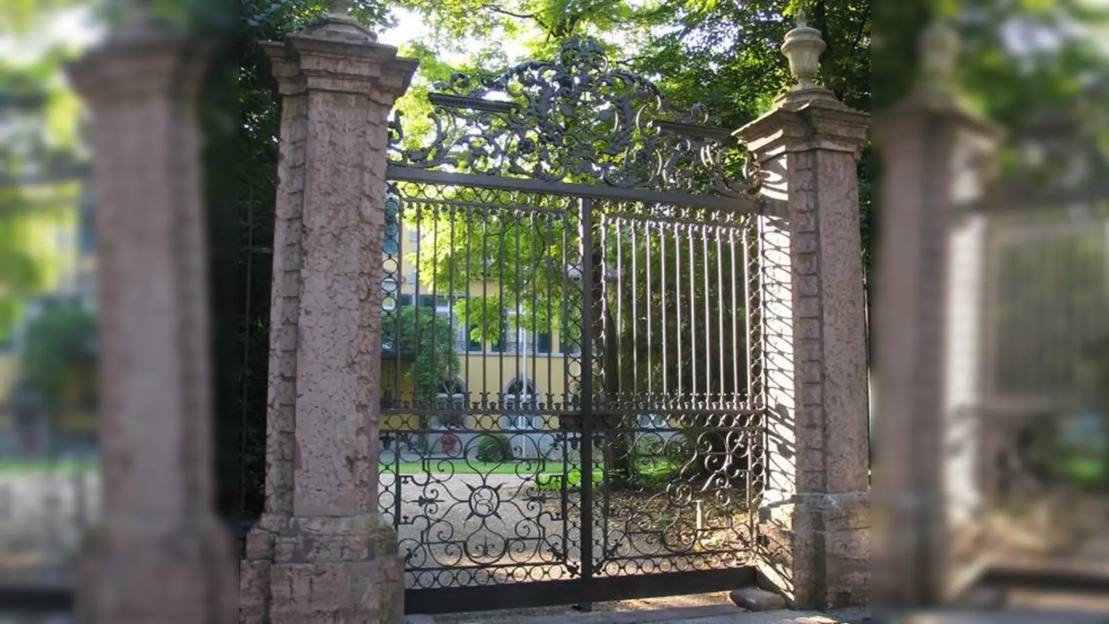 Eingang zum Suresnes-Schlösschen, in dem zeitweise Elisabet Ney lebte und arbeitete.	 (Foto: Anna Barnsteiner)