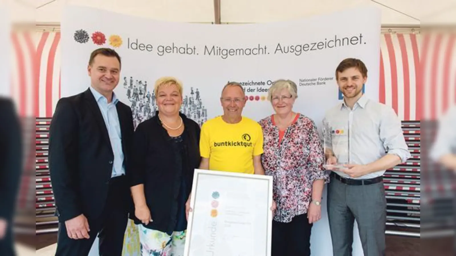 Rüdiger Heids (Mitte) Idee für buntkicktgut wurde vielfach ausgezeichnet.	 (Foto: DLdI/C. Schneider-Bröcker)