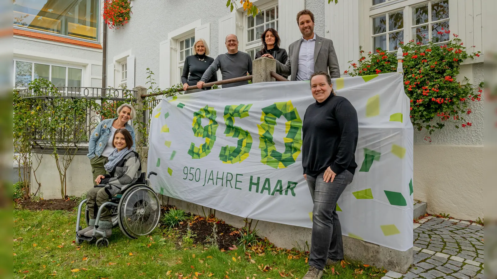 Eine Delegation des Festkomitees, das den Jubiläumssommer der Gemeinde Haar federführend geplant hat (von links nach rechts): Claudia Erl, Johanna Huttner, Veronika Gerstacker, Martin Schrüfer, Anja Rüffer, Bürgermeister Andreas Bukowski und Janina Ruthenkolk. (Foto: Gemeinde Haar)