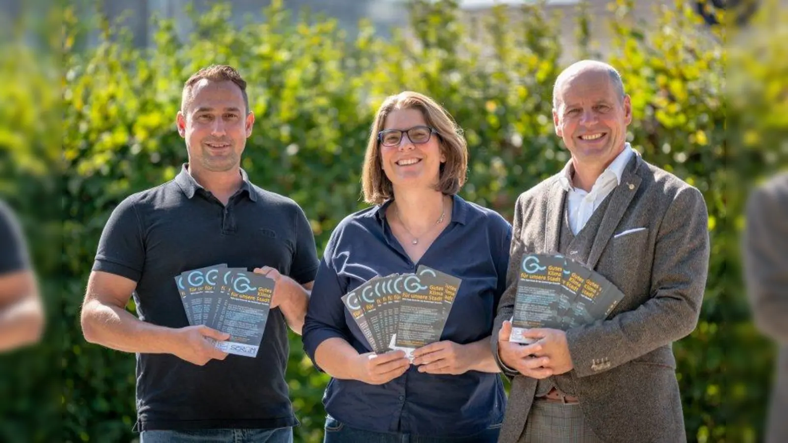 Gemeinsam gaben Anton Kottermaier (Strom Germering GmbH), Katrin Schmidt und Jürgen Andre (Wirtschaftsverband Germering)  vor Kurzem den neuen Stromtarif für Germeringer Unternehmen frei. (Foto: Wirtschaftsverband Germering)