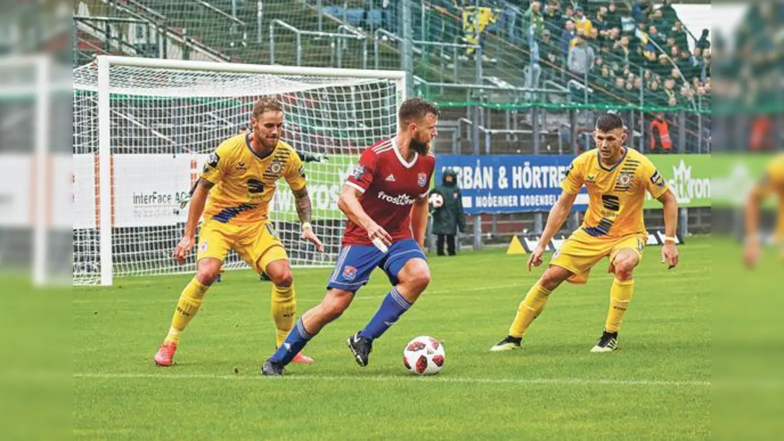 Bittere Nachricht: Hachings Top-Torjäger Stephan Hain (Mitte) wird wegen einer Verletzung am Syndesmoseband bis Saisonende ausfallen.	 (Foto: Christian Riedel)