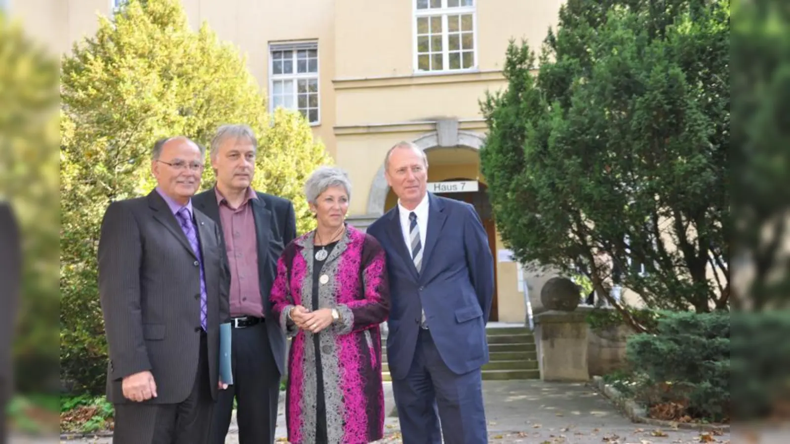 Übergabe von Haus 7: v.l. Bezirkstagspräsident Josef Mederer, Jörg Hemmersbach, der Geschäftsführer des kbo-Isar-Amper-Klinikum, Dr. Elisabeth Harrison, Geschäftsführerin Städtisches Klinikum München und Münchens 3. Bürgermeister Hep Monatzeder (Foto: Isar-Amper-Klinikum)