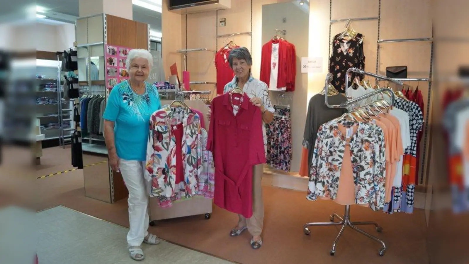 Susanne Höhn (links) und Renate Schreiner präsentieren die toll miteinander kombinierbare Mode. (Foto: pst)