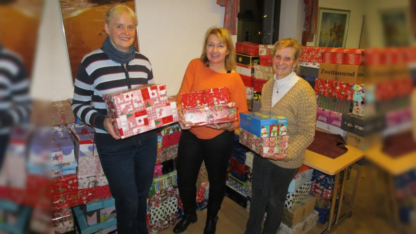 Esther Irrgang, Heli Mayr und Iris Hamann (von links) gehören zu den ehrenamtlichen Helfern, die in der Germeringer Sammelstelle die Päckchenaktion unterstützten. (Foto: Freie Evangelische Gemeinde Germering)