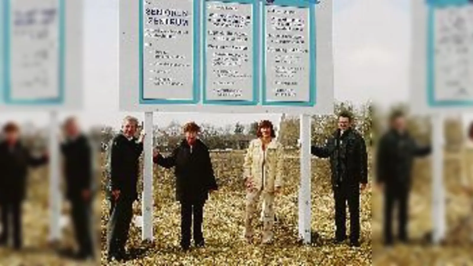 Bürgermeister Schwarz, Marianne Weiher (Seniorenbegegnungsstätte), Helga Lelle (Seniorenberatung) und Bauamtsleiter Lothar Kapfenberger (von links) haben sich schon mal dort postiert, wo das neue Seniorenzentrum entsteht.	  (Foto: privat)