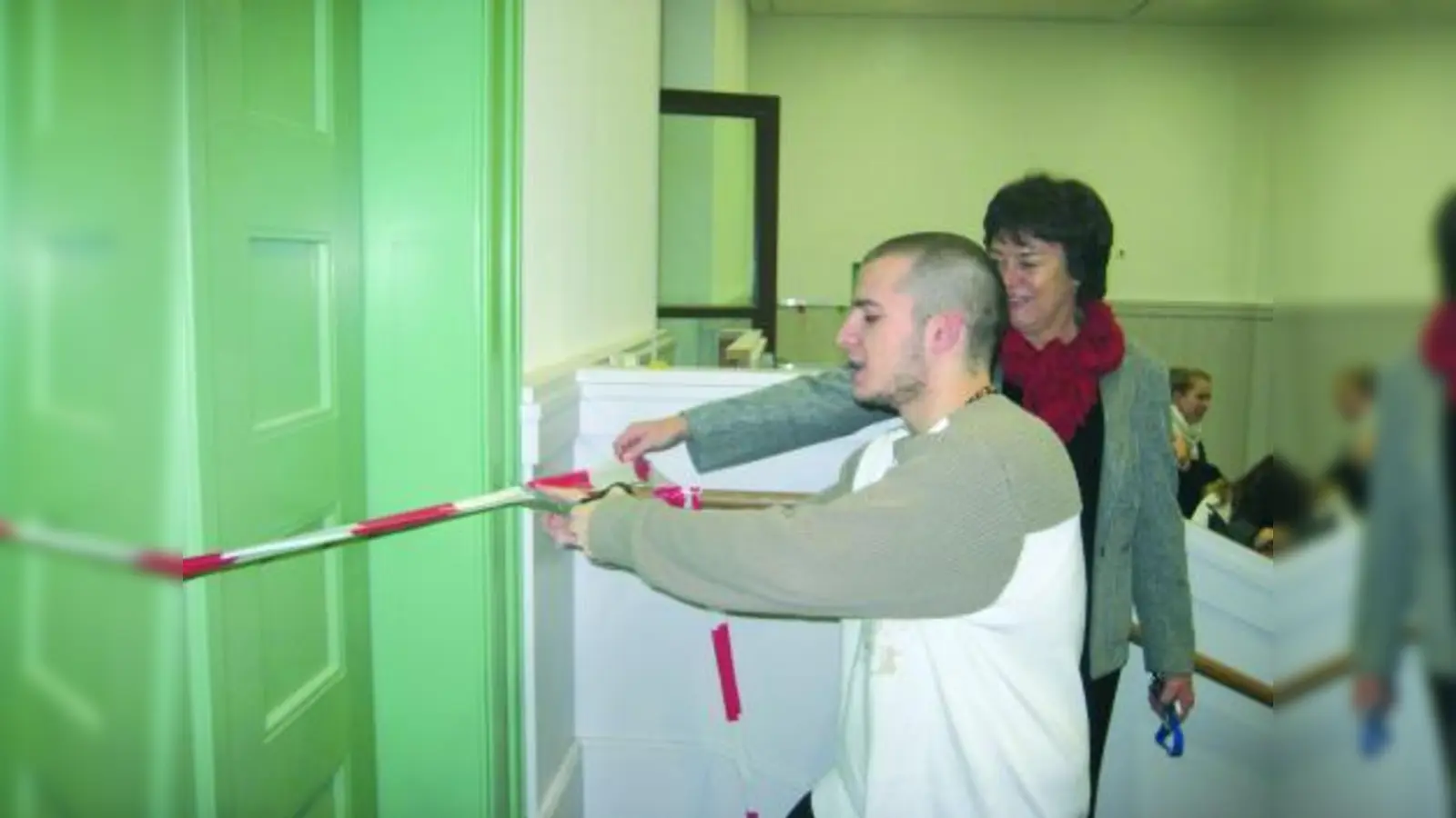 Schülersprecher Konstantin Angourias und Schulleiterin Elisabeth Hundt gaben den Weg frei zu den rundum erneuerten Räumlichkeiten. (Foto: pi)